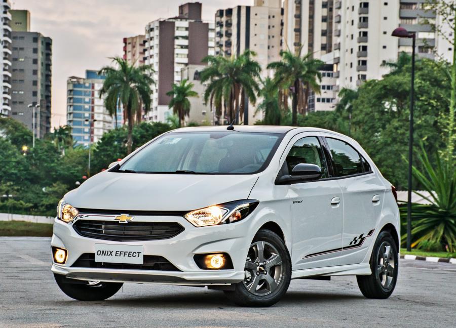  Chevrolet Onix Effect 2017 года  (фото 1 из 13)